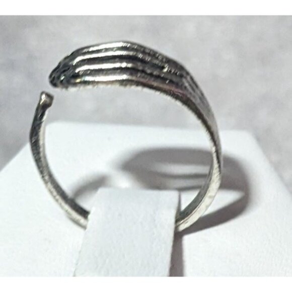 Gothic Skeleton Hand Silver Tone Fashion Ring Size 5 1/2 - Picture 11 of 14